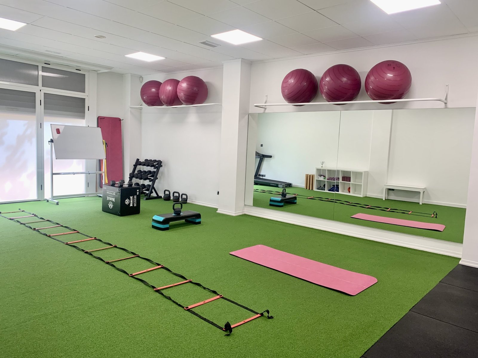 Sala de grupos reducidos de pilates terapéutico en My Fisio Clinic, Vila-real