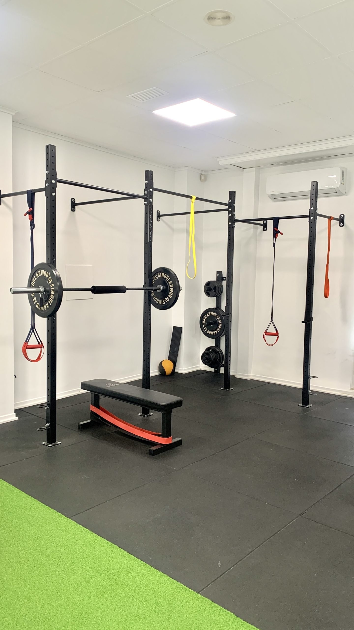 Sala de ejercicio terapéutico con rack y material de fuerza en My Fisio Clinic, Vila-real
