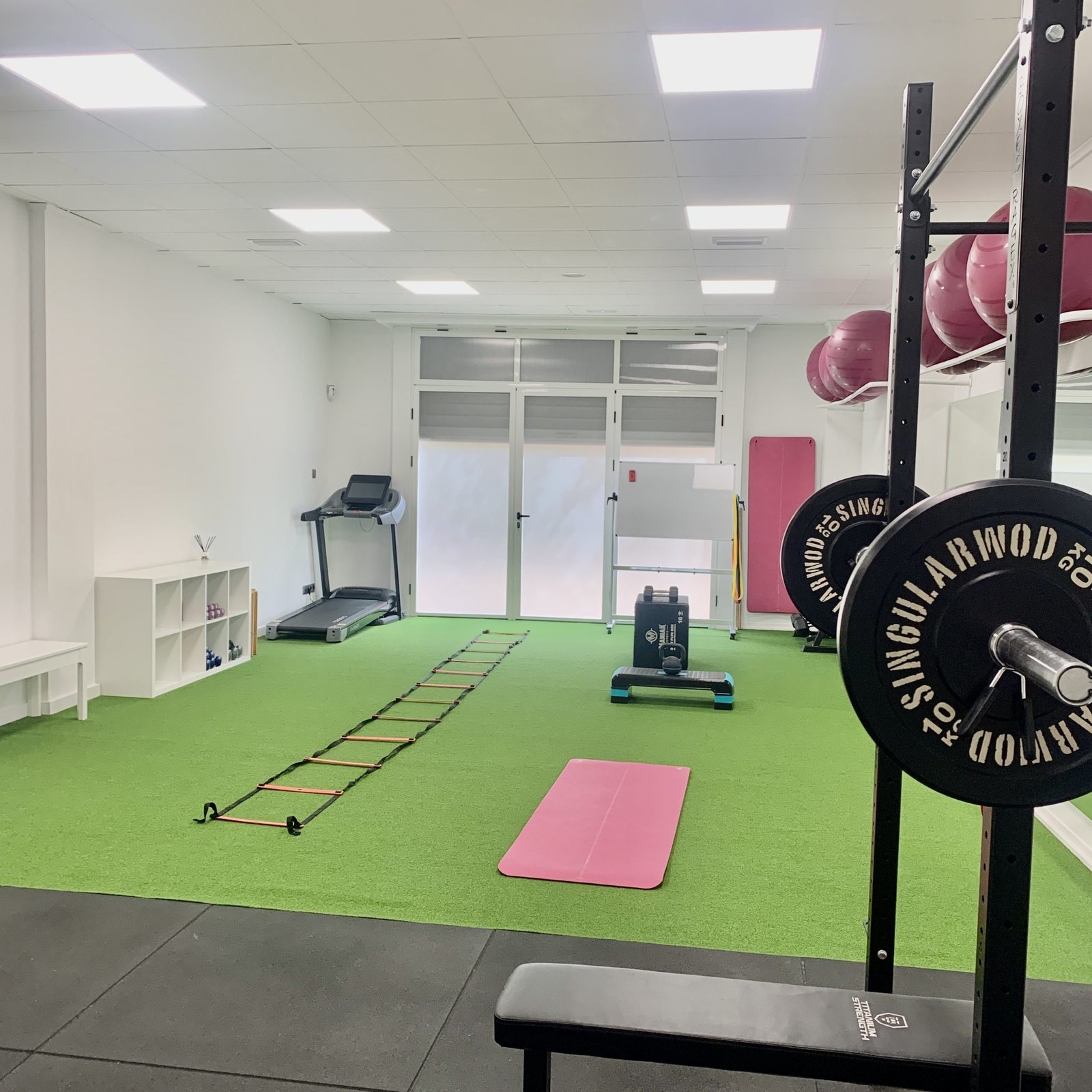 Sala de readaptación deportiva con racks en My Fisio Clinic, Vila-real