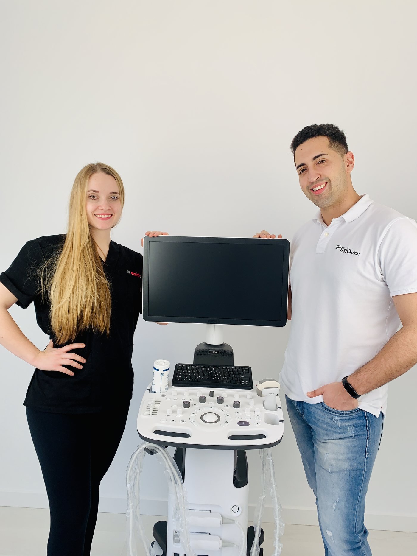 Cristina Cortell e Iván Caballero con el ecógrafo Samsung HS30 en My Fisio Clinic, Vila-real